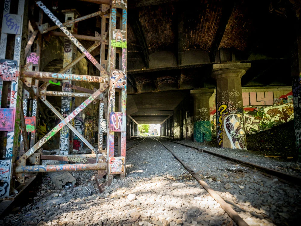 tunnel graffiti sous les buttes chaumont a paris