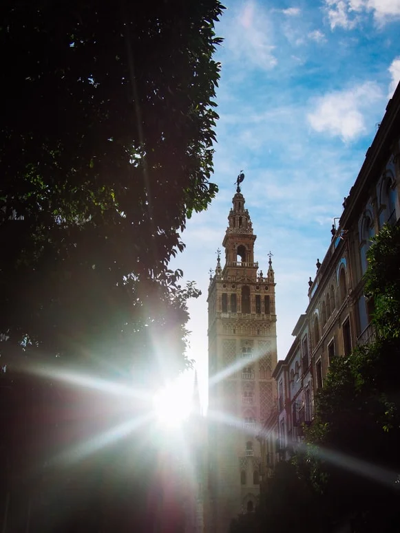 soleil à travers la giralda à seville, voyage en espagne