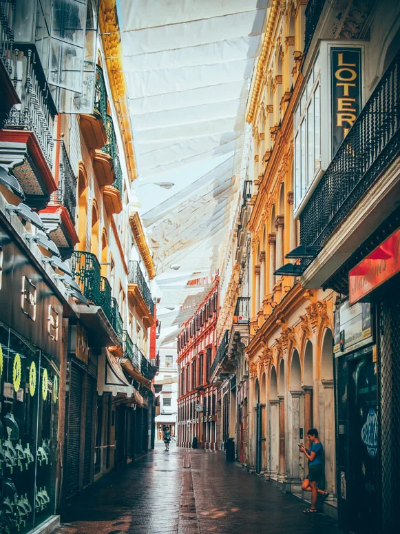 Rue voilée à seville voyage en espagne