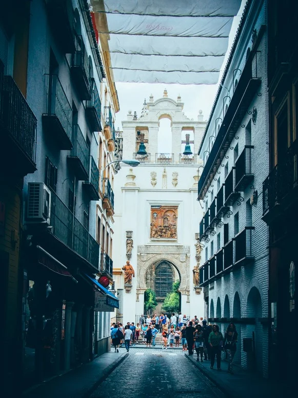 porte du pardon depuis la rue à seville, voyage en espagne