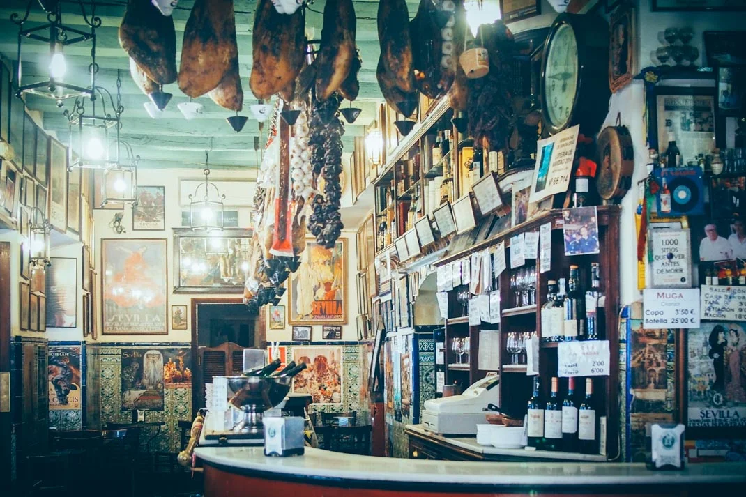 bar typique avec des jambons séchés à seville, voyage en espagne 