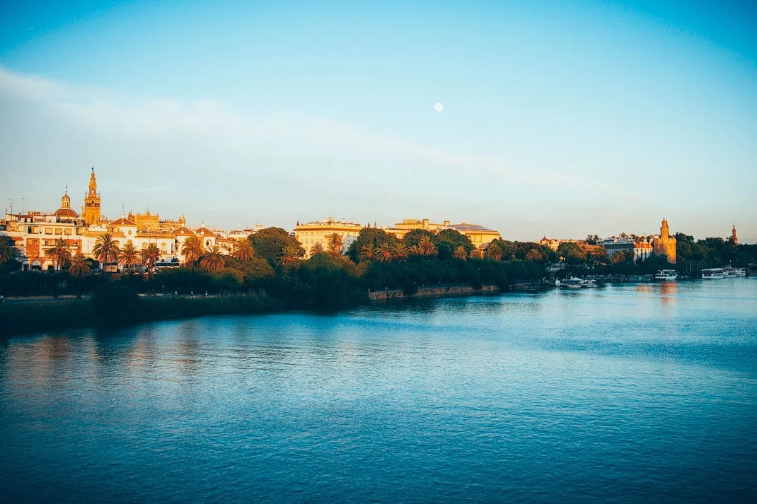 Seville au coucher du soleil depuis le pont sur le Guadalquivir, voyage en espagne