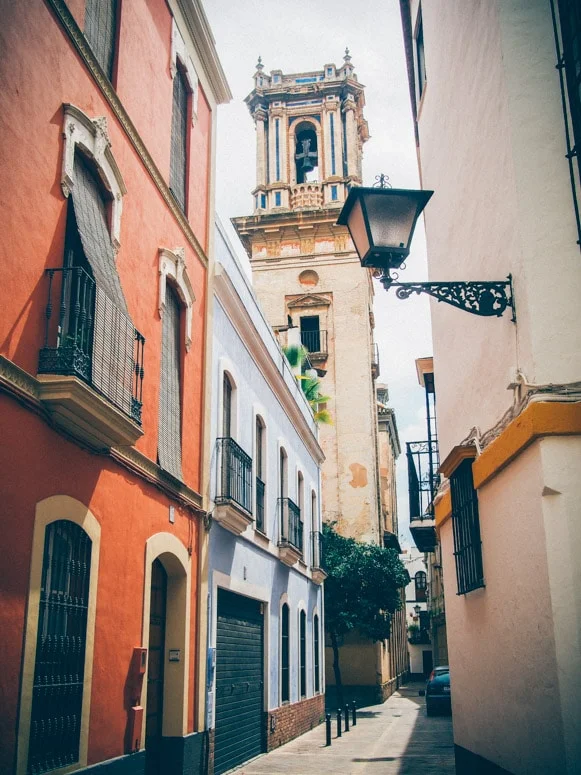 petit monument dans une ruelle du quartier juif à seville, voyage en espagne