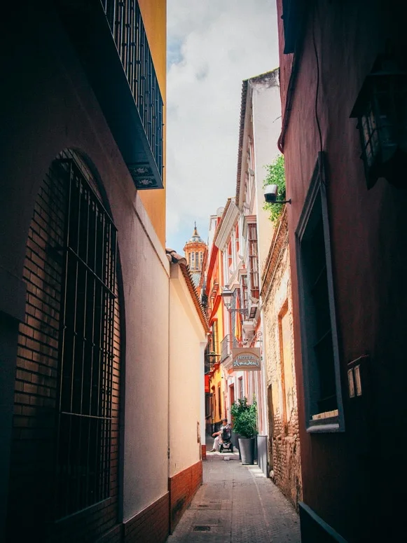 ruelle étroite quartier juif de seville, voyage en espagne