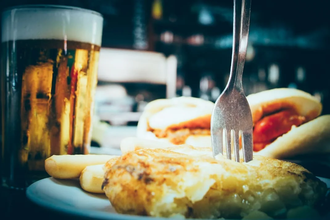 bière et tapas à Las Columnas Seville, voyage en espagne