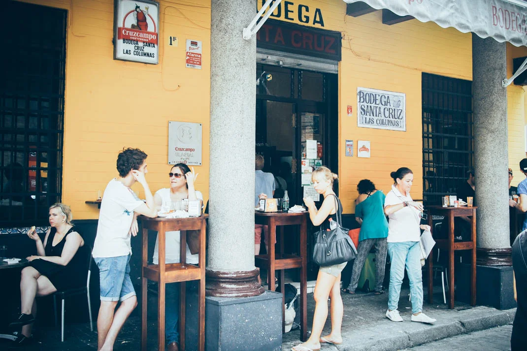 clients sur la terrasse du bar las columnas à seville, voyage en espagne