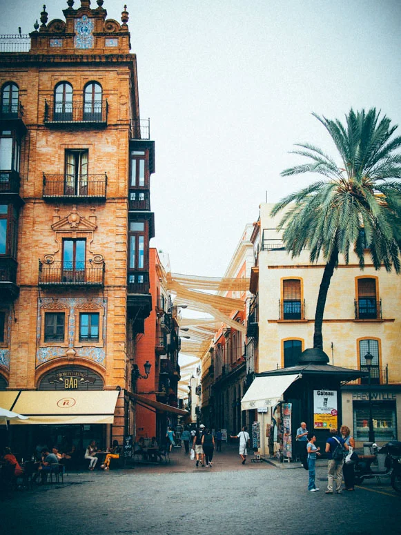 Vue d'une rue avec des voiles depuis une place à seville, voyage en espagne