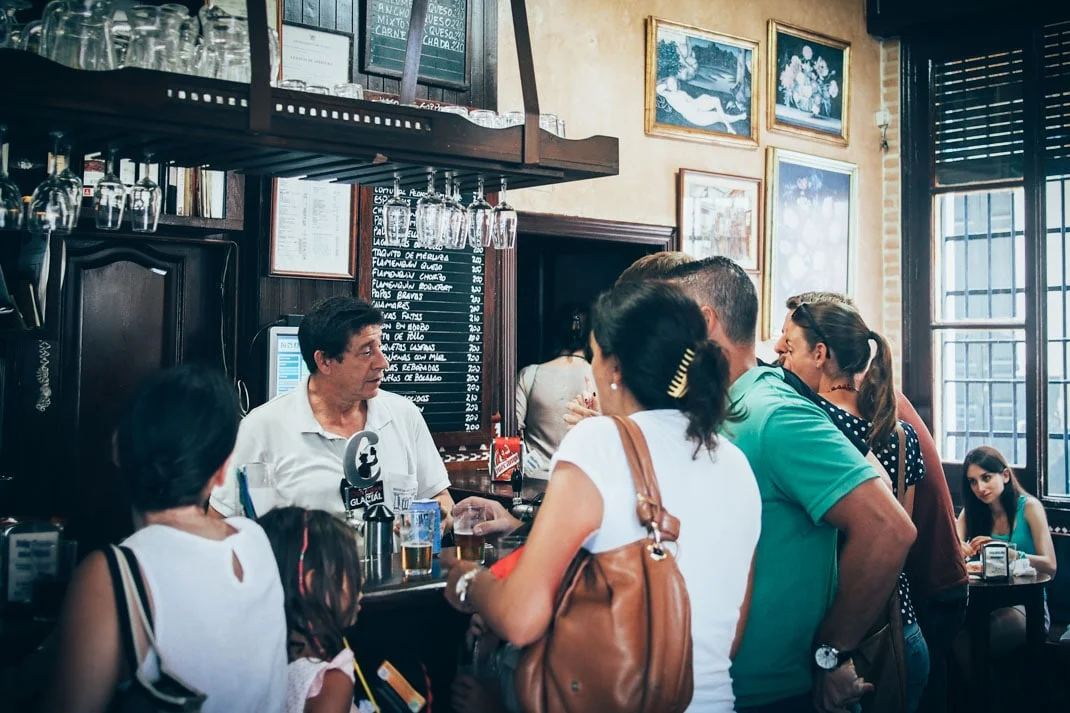 ambiance au bar las columnas à seville voyage en espagne