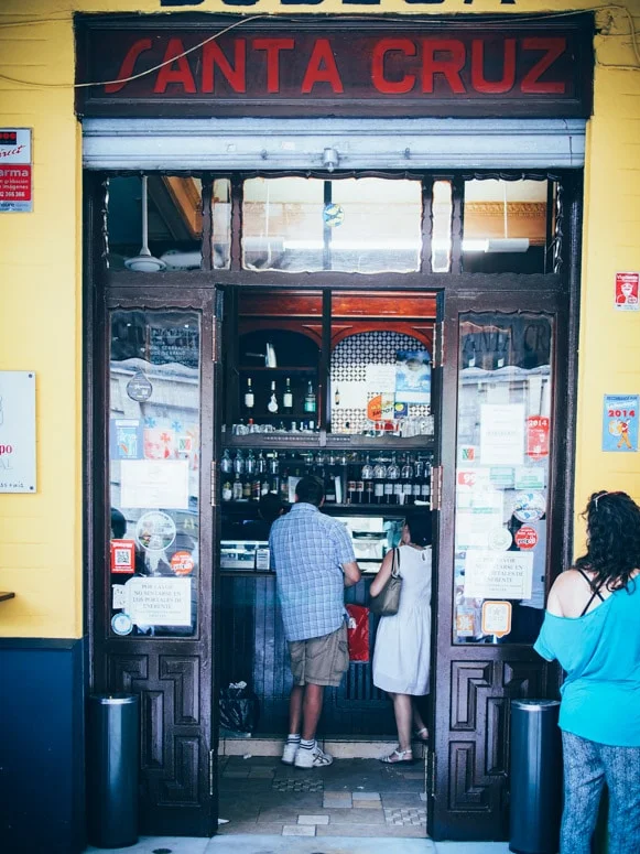 devanture du bar tapas las columnas à seville voyage en espagne
