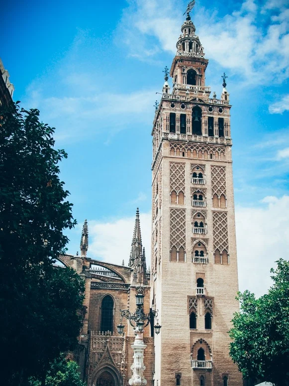 Tour la giralda de jour ciel bleu à seville, voyage en espagne