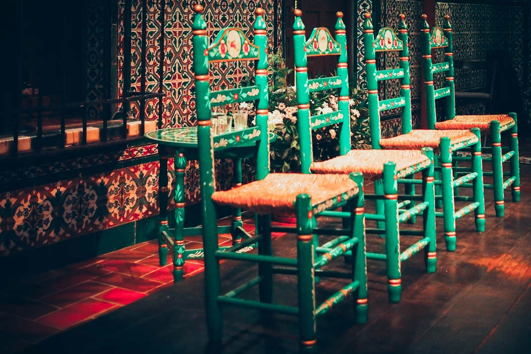 Chaises traditionnelles à la casa del flamenco à seville, voyage en espagne