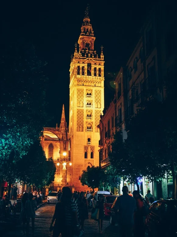 La tour giralda éclairage nuit depuis la rue à seville, voyage en espagne