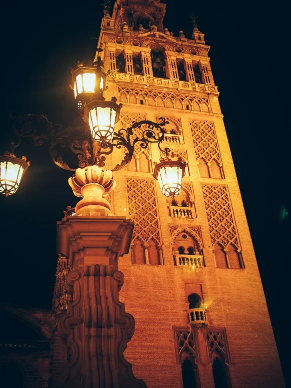 La giralda éclairée de nuit à seville, voyage en espagne