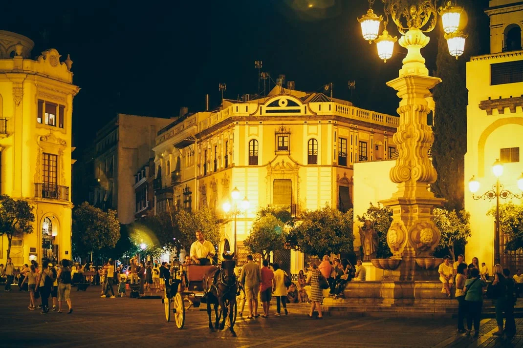 Vie nocturne sur la place de la cathédrale à seville, voyage en espagne