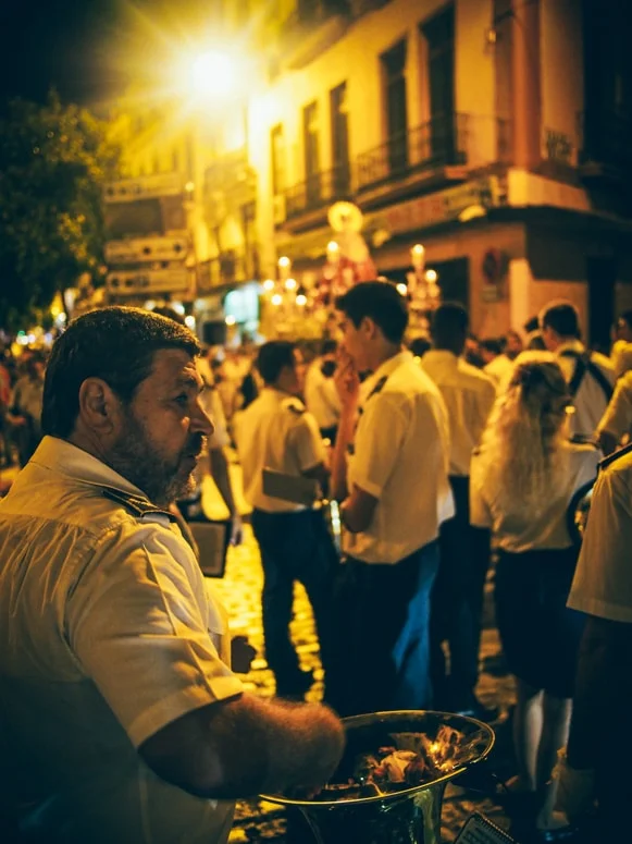 Musiciens de la banda señora del sol à seville, voyage en espagne