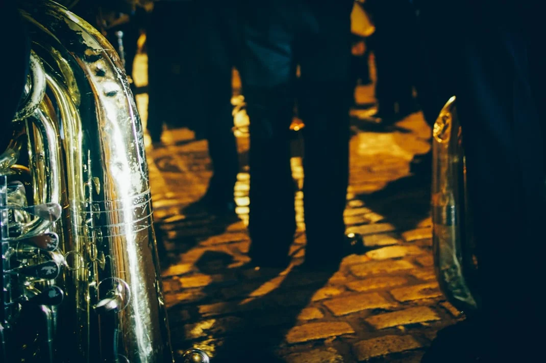 Tuba de la banda nuestra señora del sol à seville, voyage en espagne