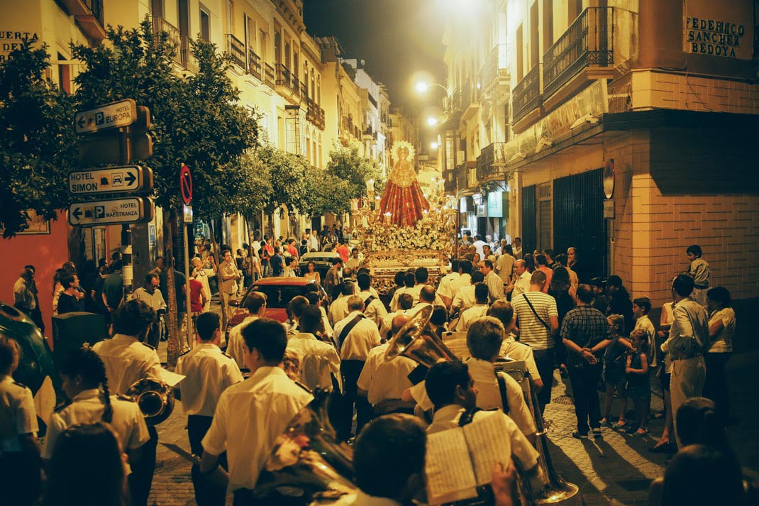 Procession à la vierge dans les rues de seville, voyage en espagne