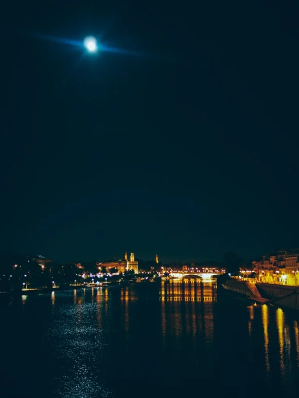 La lune et seville se reflète dans le guadalquivir, voyage en espagne
