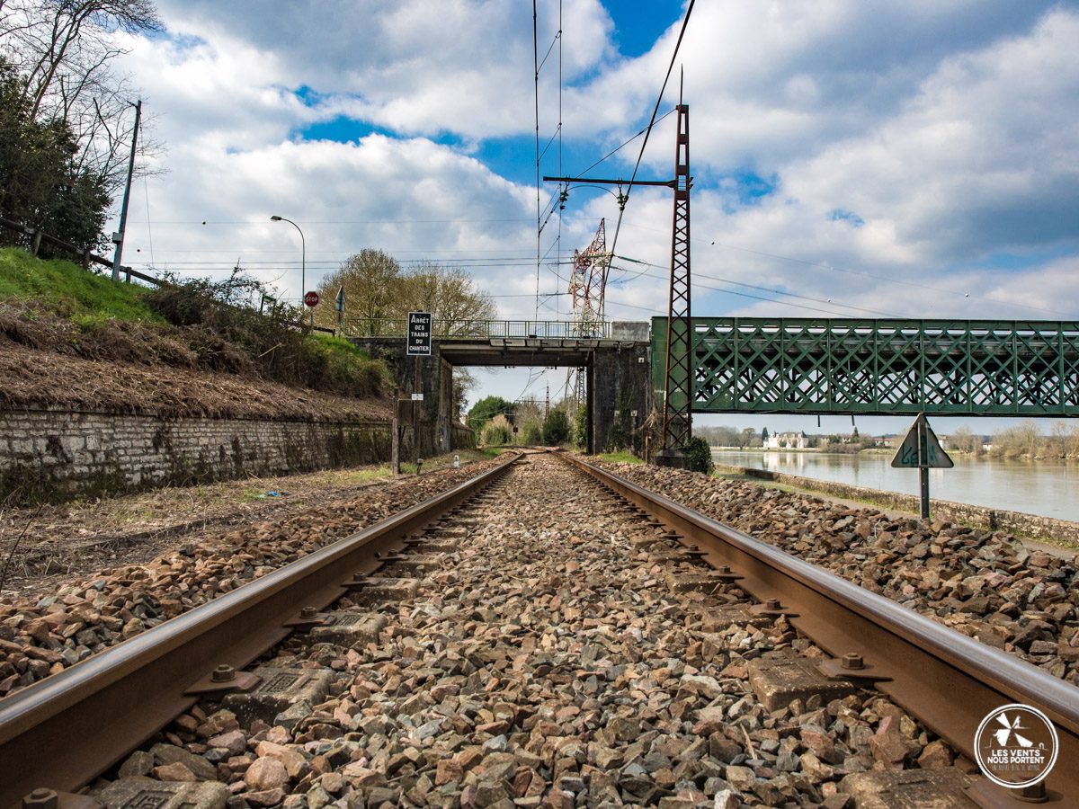 sur les rails de la voie ferrée à url au pays basque