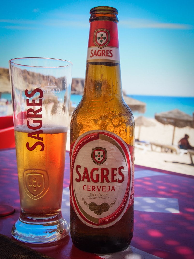 la bière qui porte le nom du village sagres sur la plage en algarve voyage portugal