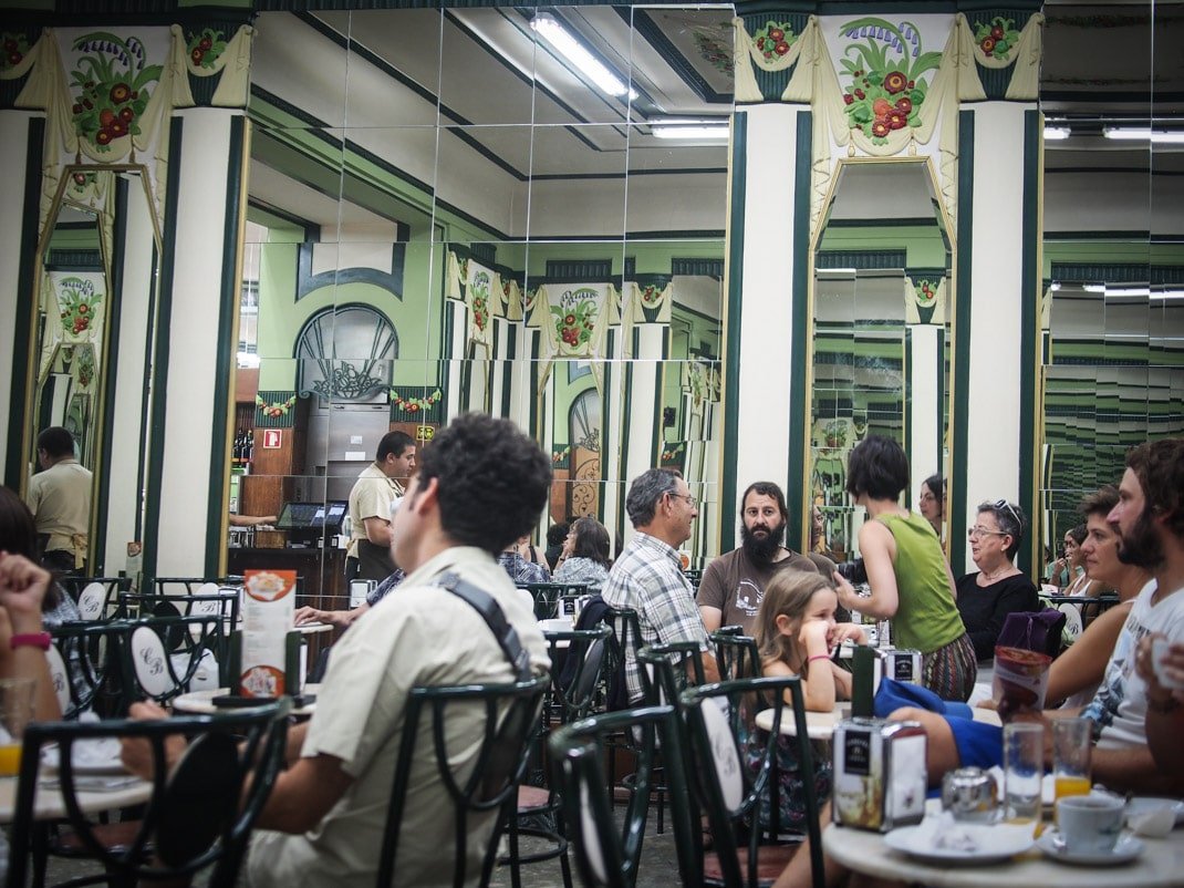 ambiance a a la cafeteria do bolhao a porto voyage portugal