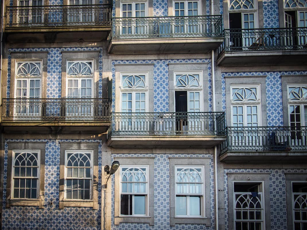 balcons et azulejos a porto voyage portugal