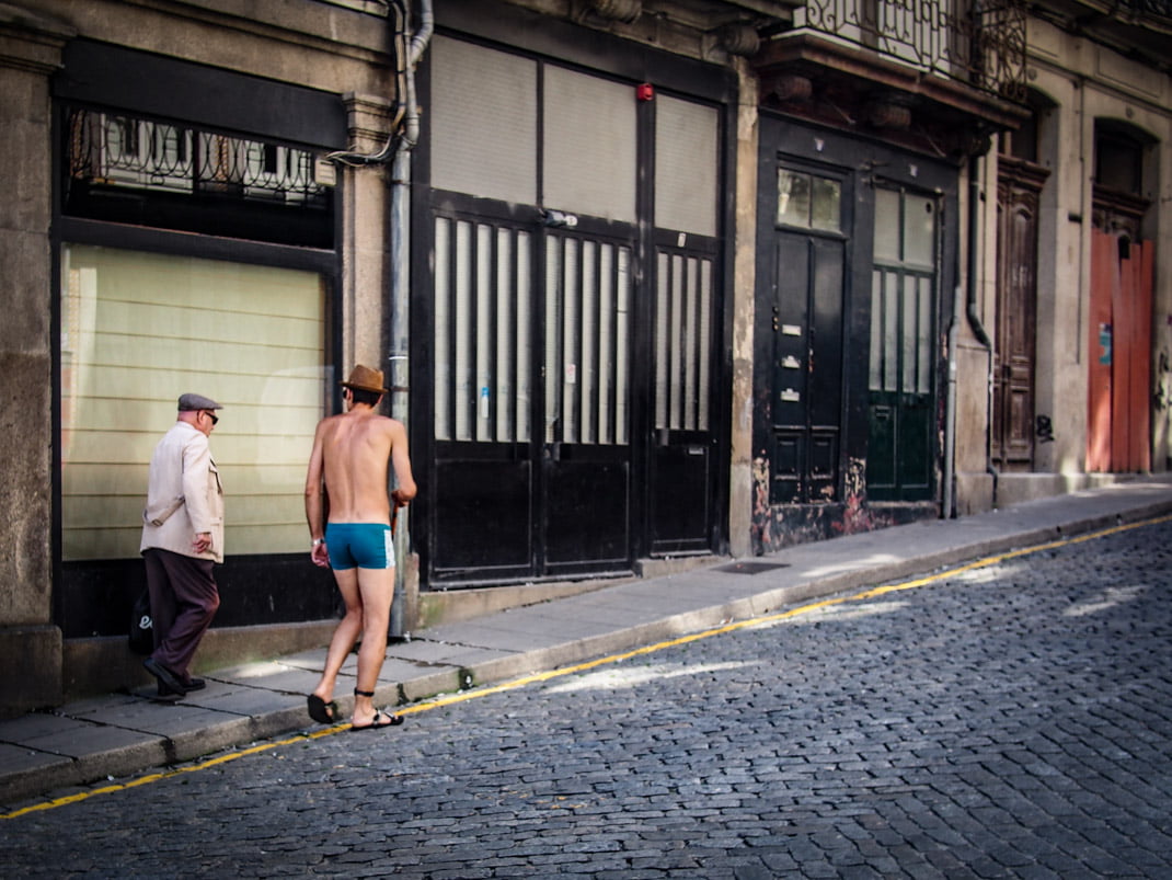 un drôle de monsieur en maillot de bain dans les rues de porto voyage portugal