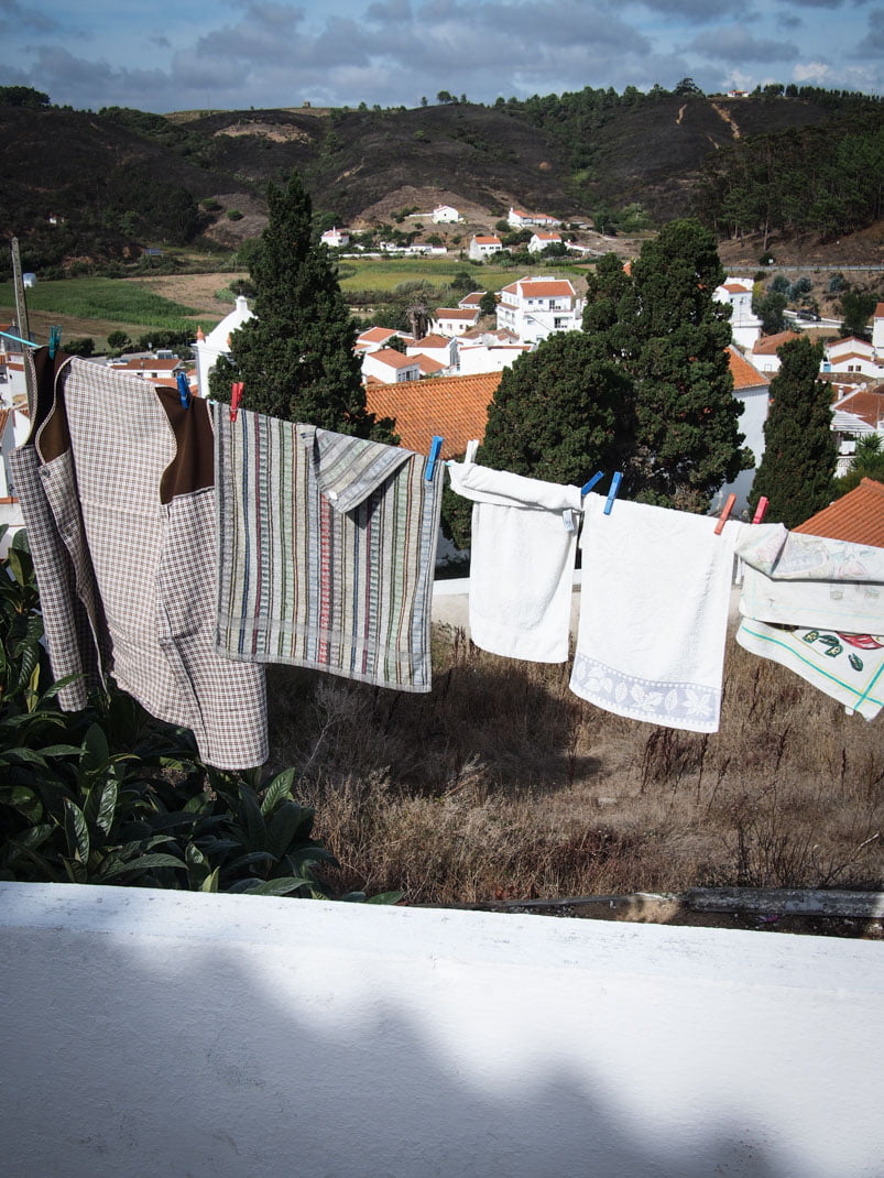 linge sachant au soleil avec vue depuis le village de odeceixe en algarve voyage portugal