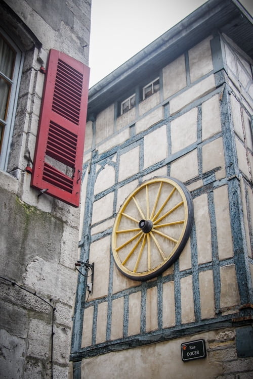 maison a colombage bleu au centre du vieux bayonne au pays basque