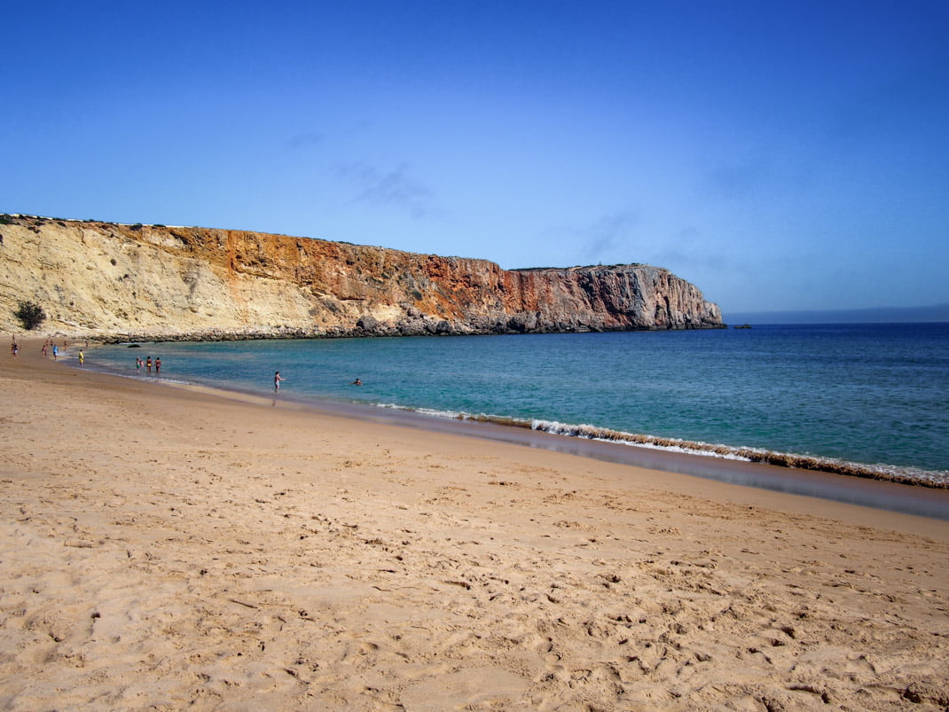 la plage et les falaises a sagres en algarve voyage portugal