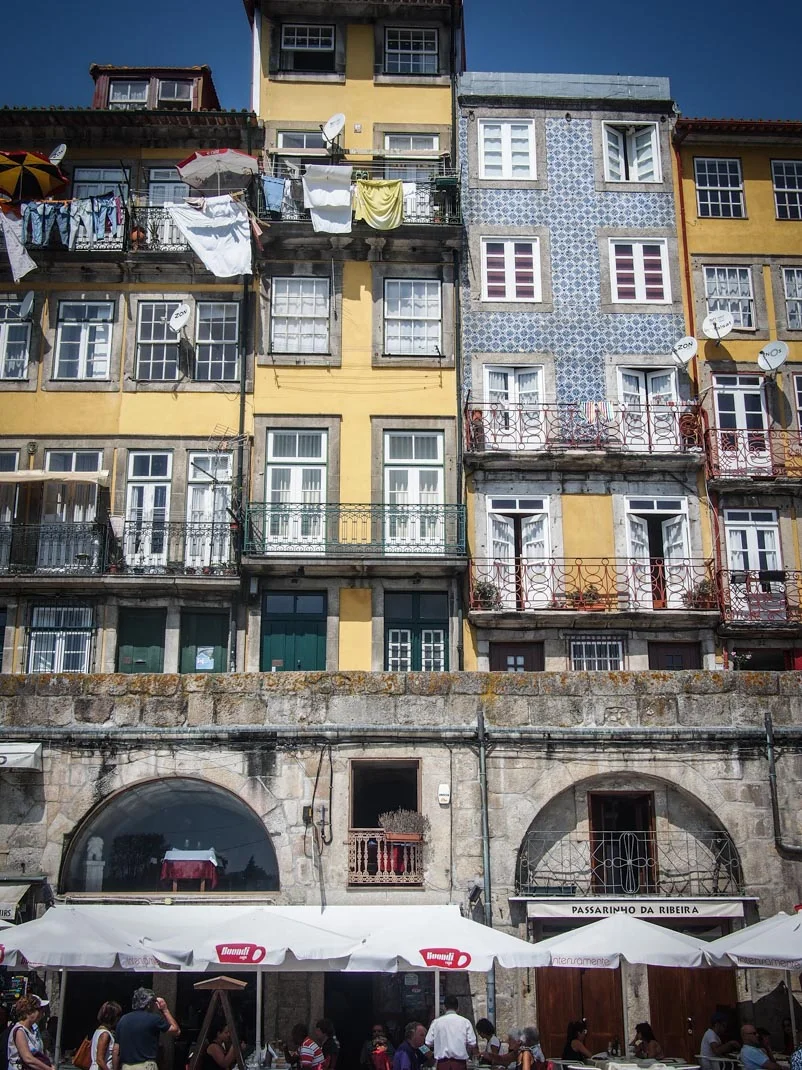 facade coloree sur la ribeira a porto voyage portugal