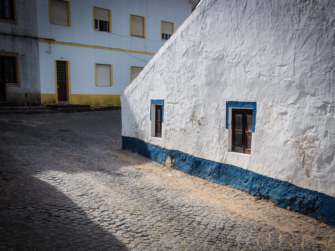 rue de odeceixe et ses murs blanchis a la chaux algarve voyage portugal