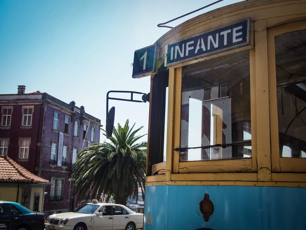 le tramway infante en direction de la plage a porto voyage portugal