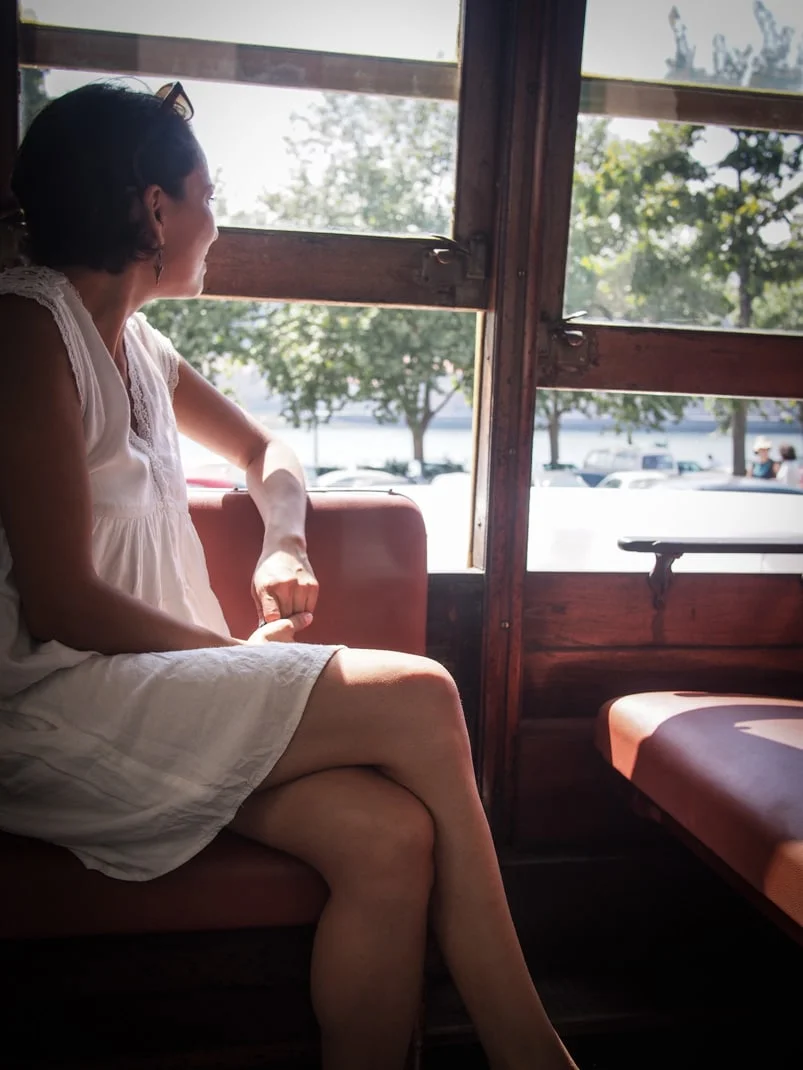 dans le tramway pour la plage a porto voyage portugal