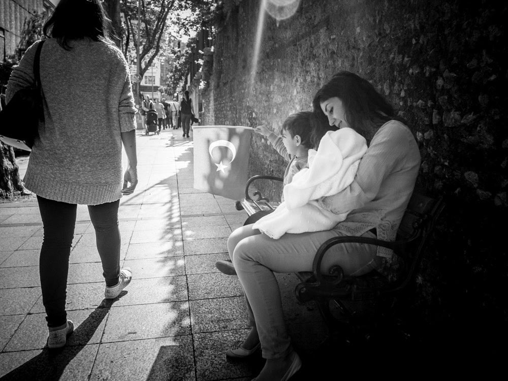 femme-enfant-drapeau-turc-Istanbul-voyage