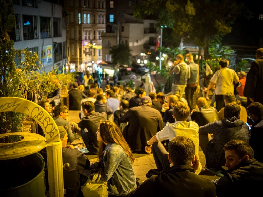 les jeunes stambouliotes sortent le soir a galata a istanbul en turquie