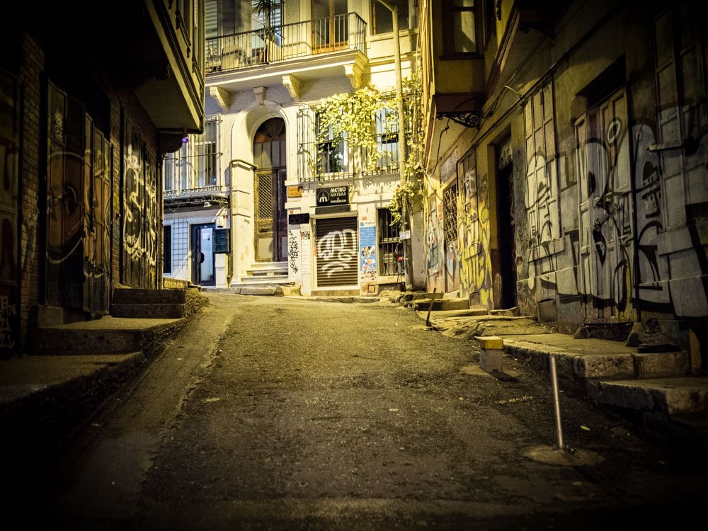 rue de galata deserte la nuit a istanbul en turquie