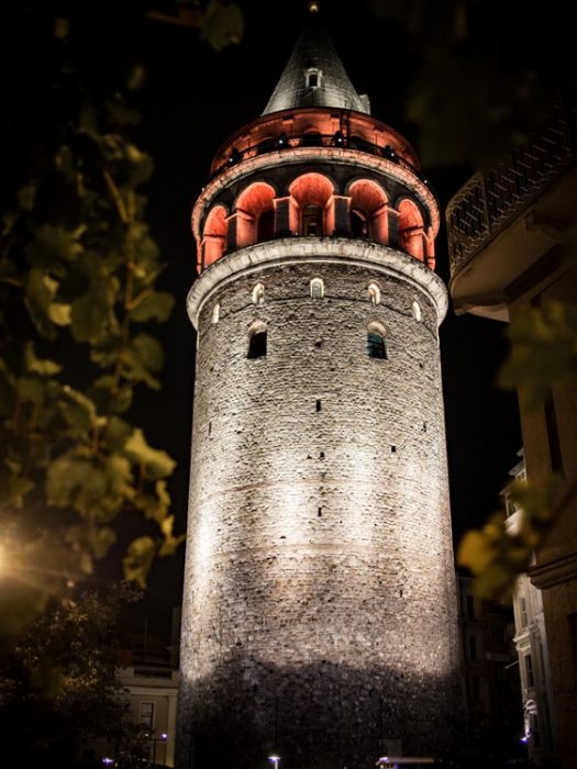tour galata de nuit illumine a istanbul en turquie