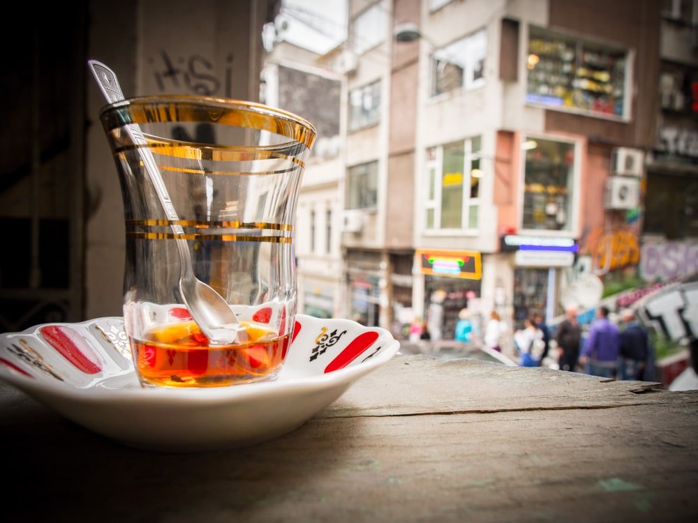 verre-the-chai-abandonne-rue-galata-voyage-istanbul-turquie