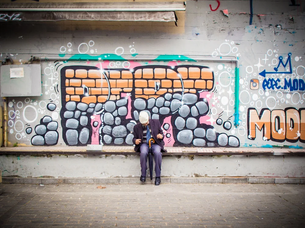 vieil homme au parapluie assis sur un banc a istanbul en turquie