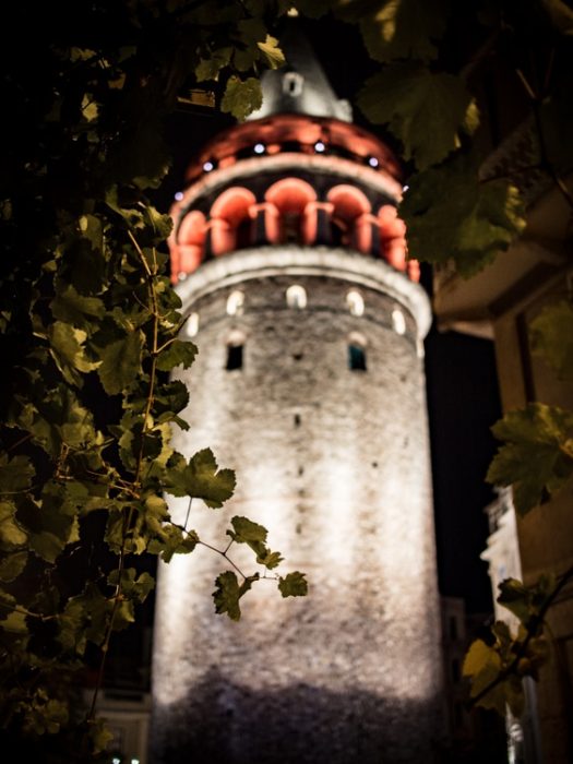 la tour galata de nuit a istanbul en turquie