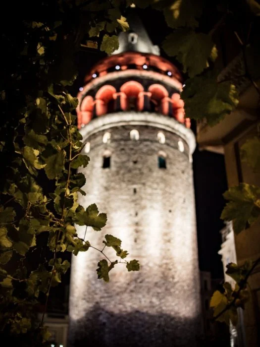 la tour galata de nuit a istanbul en turquie