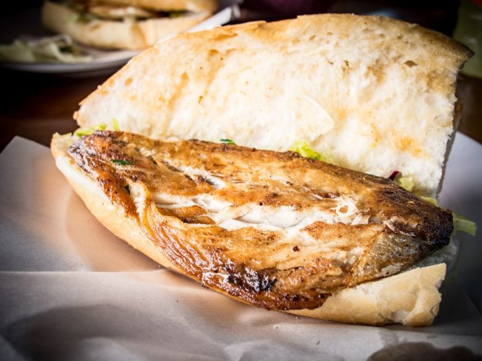 balik ekmek sandwich pont galata istanbul voyage turquie