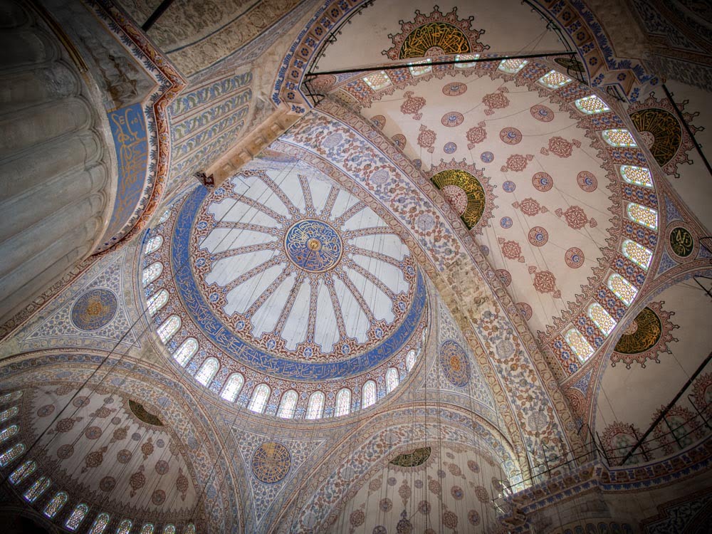 plafond de la mosquée bleue à istanbul lors d'un voyage en turquie