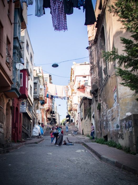 rue populaire du quartier kadirga à sultanahmet à istanbul