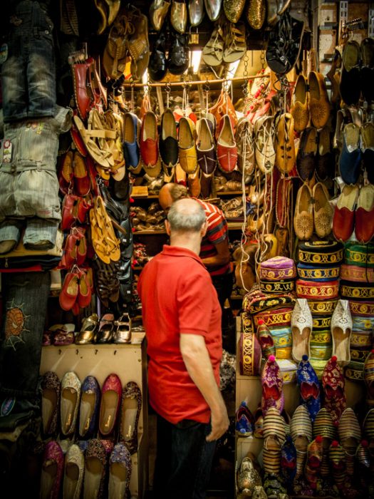 vendeur de babouches au grand bazar d'Istanbul lors d'un voyage en turquie