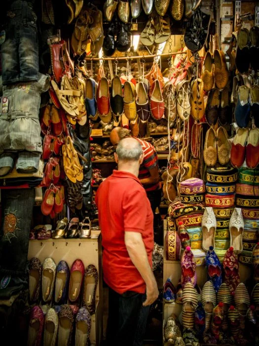 vendeur de babouches au grand bazar d'Istanbul lors d'un voyage en turquie