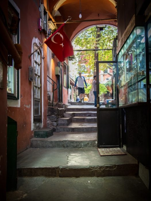 entrée d'un han, un caravansérail du grand bazar à istanbul