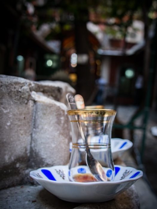 tasse de chai abandonnée dans un caravansérail à istanbul