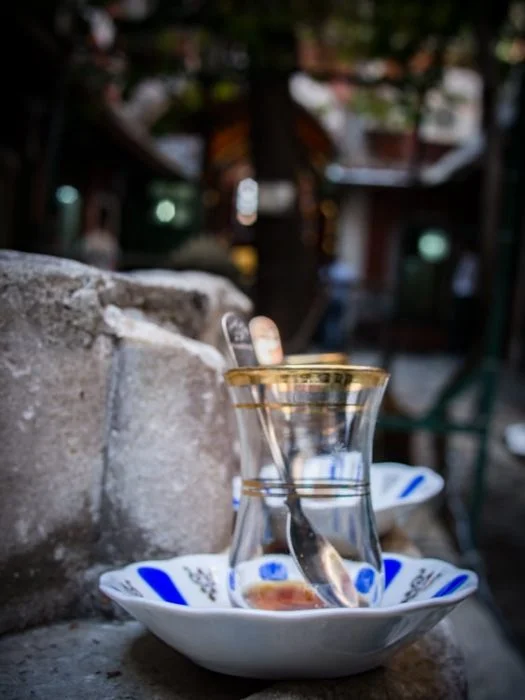 tasse de chai abandonnée dans un caravansérail à istanbul